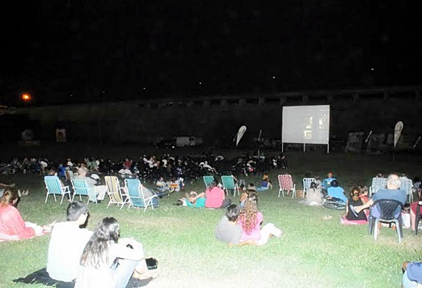 Vecinos disfrutaron de una nueva función de “Cine bajo las estrellas” Vecinos disfrutaron de una nueva función de “Cine bajo las estrellas”