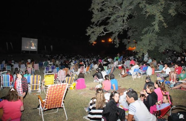 Una multitud disfruto de una nueva función del ciclo Cine bajo las Estrellas Una multitud disfruto de una nueva función del ciclo Cine bajo las Estrellas