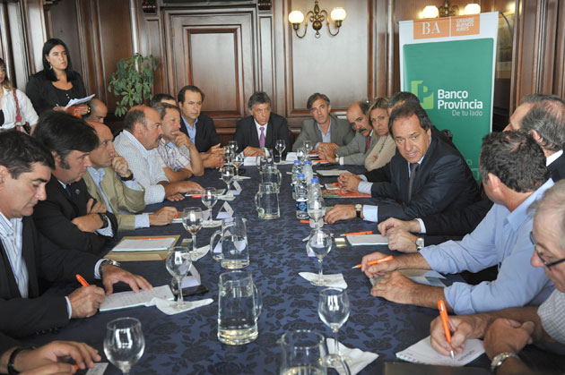 Scioli se reunió con la Mesa Agropecuaria Provincial para avanzar en una “agenda campo” Scioli se reunió con la Mesa Agropecuaria Provincial para avanzar en una “agenda campo”