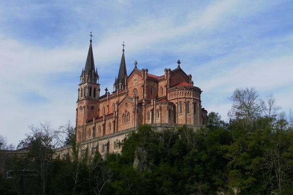 Covadonga, naturaleza y fe en los Picos de Europa Covadonga, naturaleza y fe en los Picos de Europa