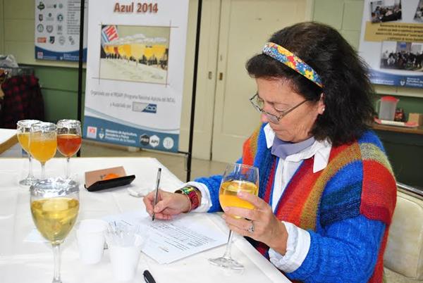 INTA junto a los apicultores en ExpoMiel Azul 2014 INTA junto a los apicultores en ExpoMiel Azul 2014