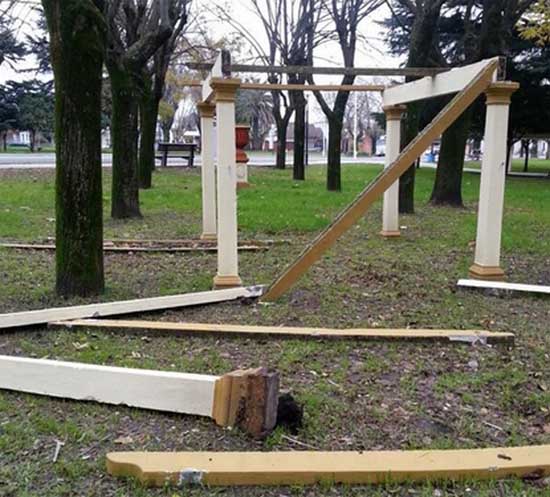 Rompieron la pérgola en la Plaza Moreno Rompieron la pérgola en la Plaza Moreno