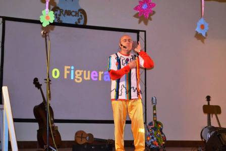 Hugo Figueras hizo bailar a pibes de 0 a 100