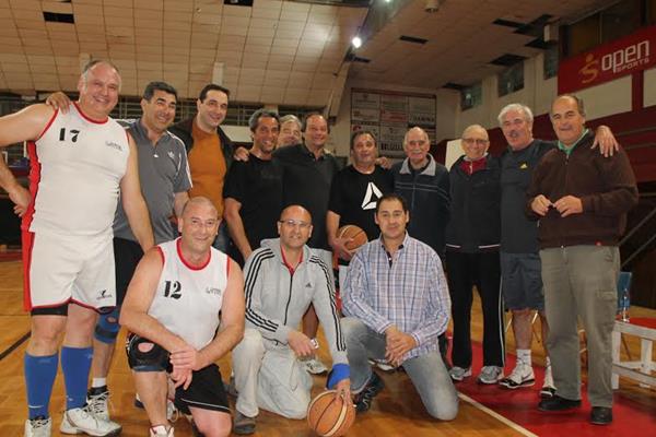 Un partido de básquet cargado de emociones Un partido de básquet cargado de emociones