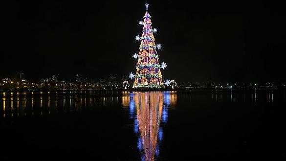 Río enciende el árbol flotante mas grande del mundo Río enciende el árbol flotante mas grande del mundo