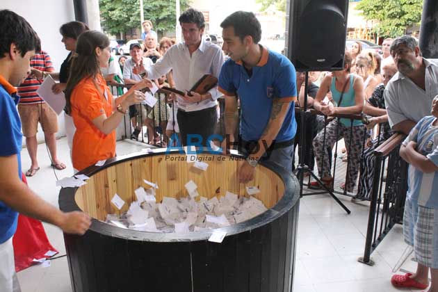 Silvia Maldonado ganó los 50 mil pesos de Supermercados Monarca Silvia Maldonado ganó los 50 mil pesos de Supermercados Monarca