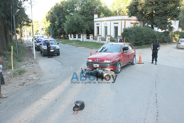 Mujer con heridas leves en choque entre auto y moto Mujer con heridas leves en choque entre auto y moto