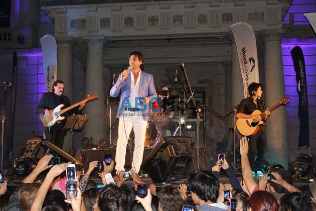Una multitud disfrutó del show de Juan Darthes en el Aniversario de Tandil Una multitud disfrutó del show de Juan Darthes en el Aniversario de Tandil
